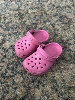 CROCS Toddler Classic Clog in Bright Pink, Size 5